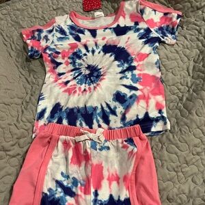 Tie dye short outfit. Brand pat pat size 18-24 months